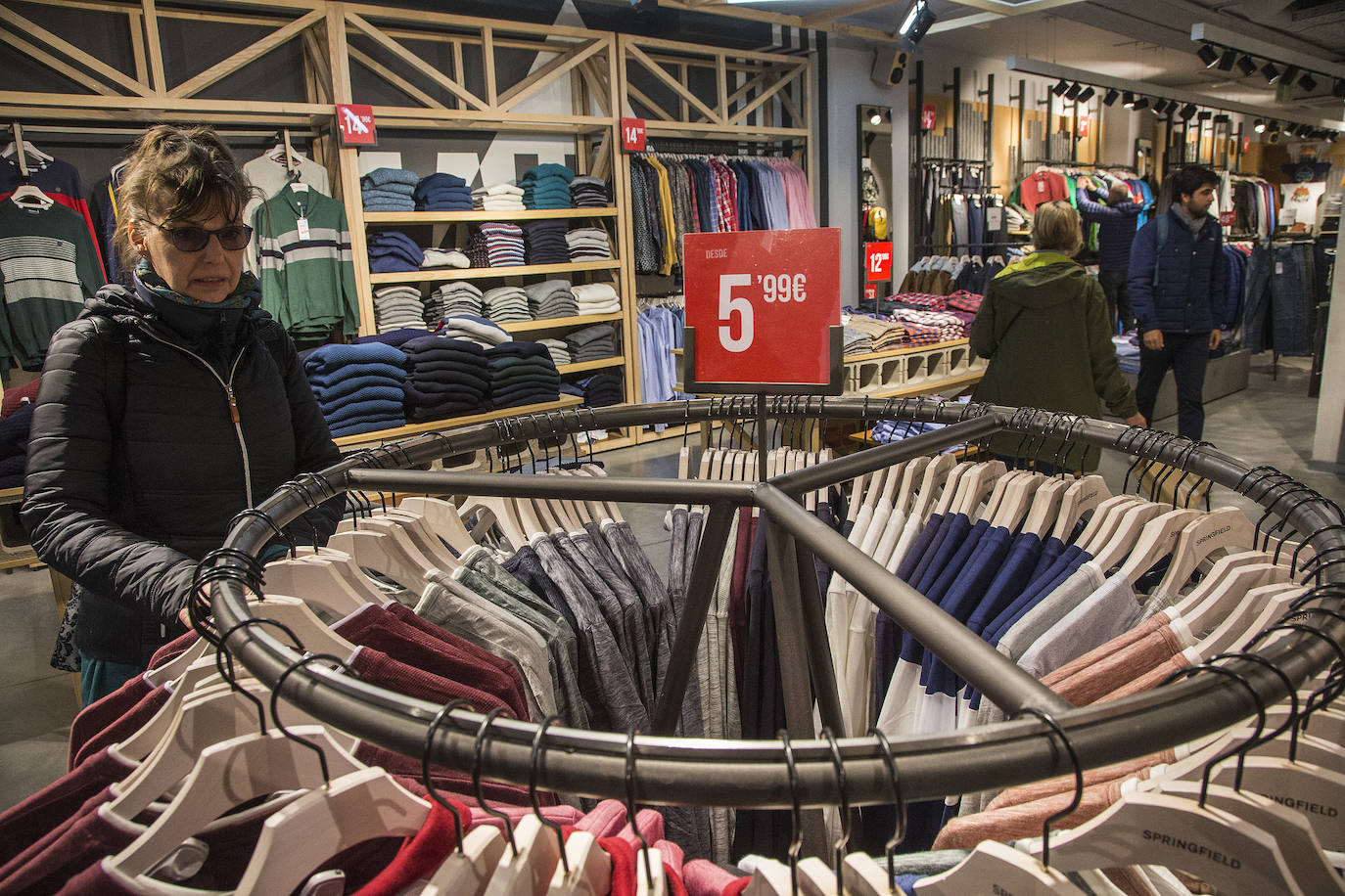 Comercios de todos los sectores redoblan sus ofertas para tratar de impulsar las ventas de prendas y productos de temporada.