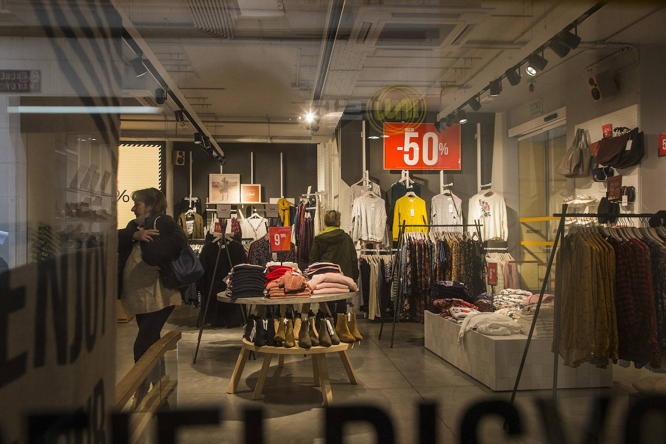 Comercios de todos los sectores redoblan sus ofertas para tratar de impulsar las ventas de prendas y productos de temporada.