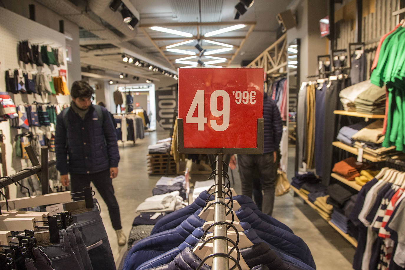 Comercios de todos los sectores redoblan sus ofertas para tratar de impulsar las ventas de prendas y productos de temporada.