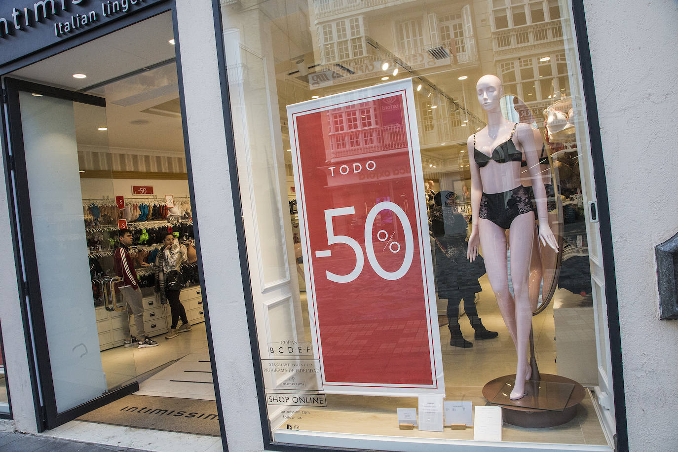 Comercios de todos los sectores redoblan sus ofertas para tratar de impulsar las ventas de prendas y productos de temporada.