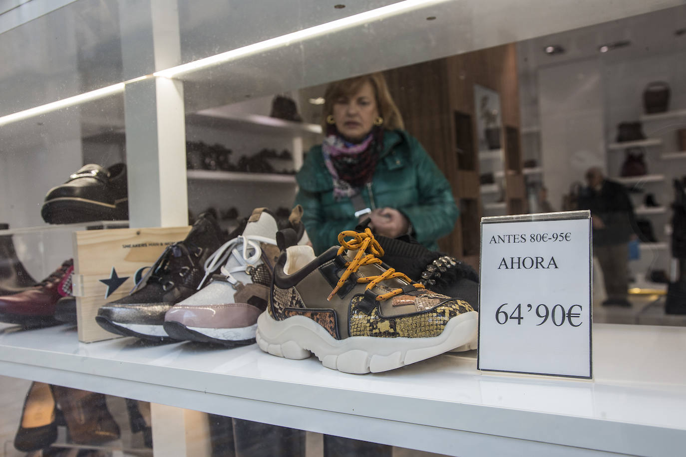 Comercios de todos los sectores redoblan sus ofertas para tratar de impulsar las ventas de prendas y productos de temporada.