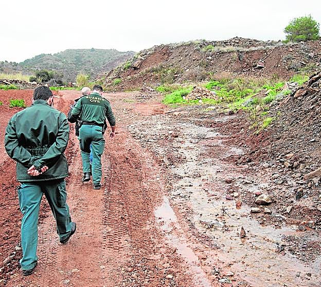 Agentes de la Guardia Civil, el martes durante su inspección en Llano del Beal. 