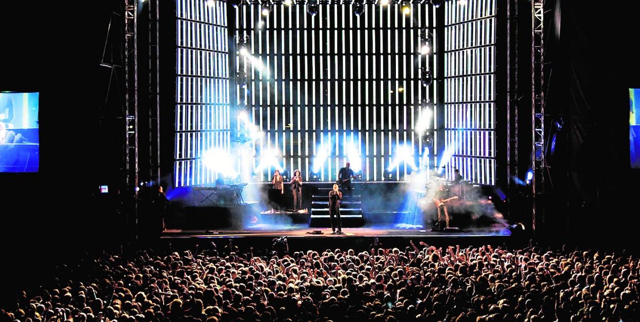 Miguel Bosé durante su concierto en Alcantarilla. 