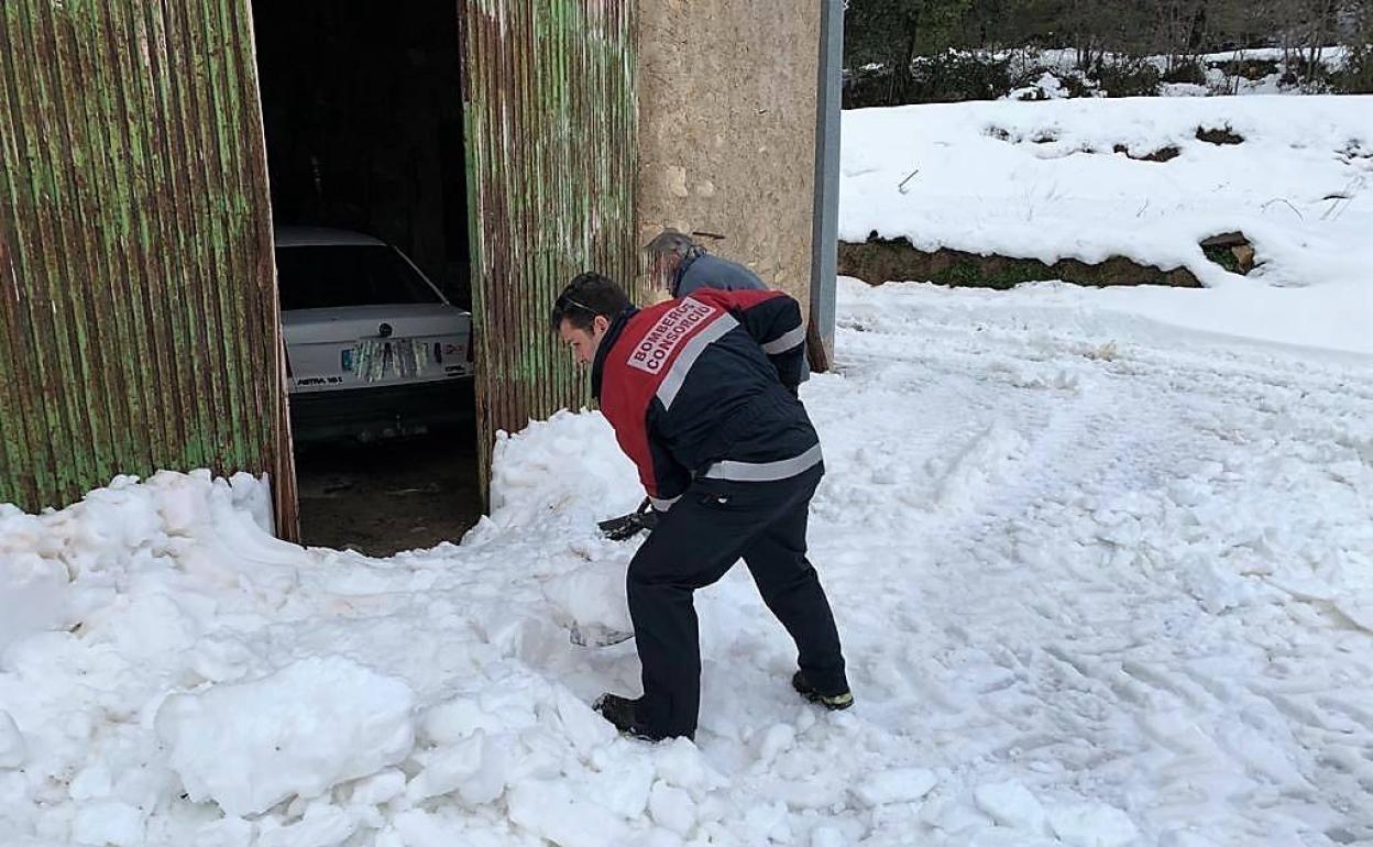 Un bombero trata de desbloquear el acceso a la vivienda de Fotuya.