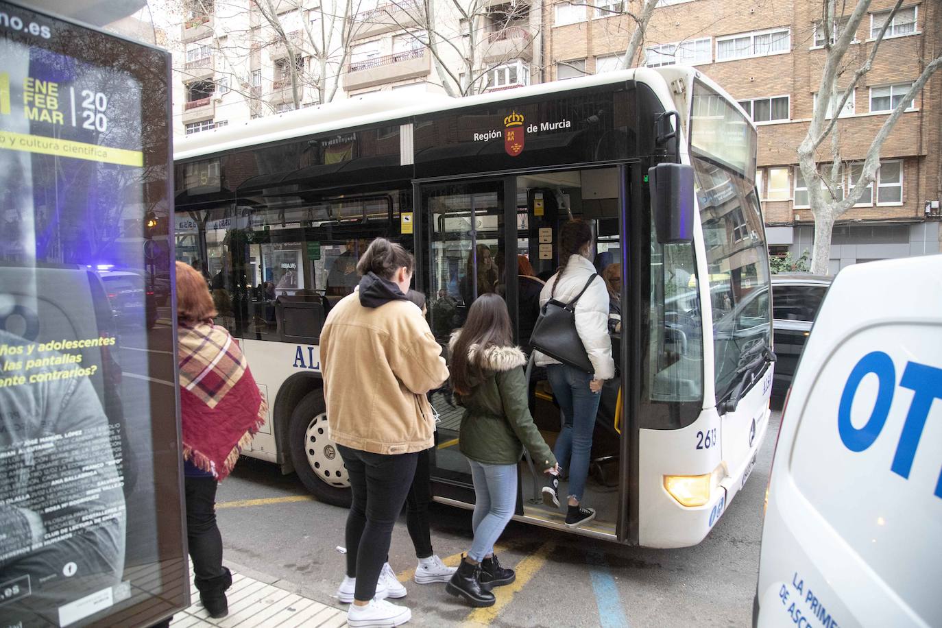 La ausencia de controles policiales permitió que la circulación se produjera con normalidad hasta las 10.30 horas, a pesar de que el Ayuntamiento informó de que la limitación sería a las 8.30