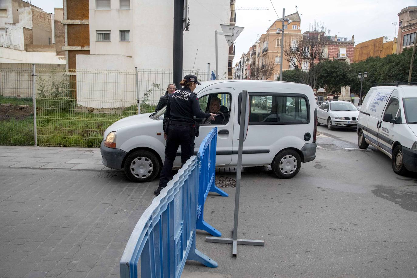 La ausencia de controles policiales permitió que la circulación se produjera con normalidad hasta las 10.30 horas, a pesar de que el Ayuntamiento informó de que la limitación sería a las 8.30