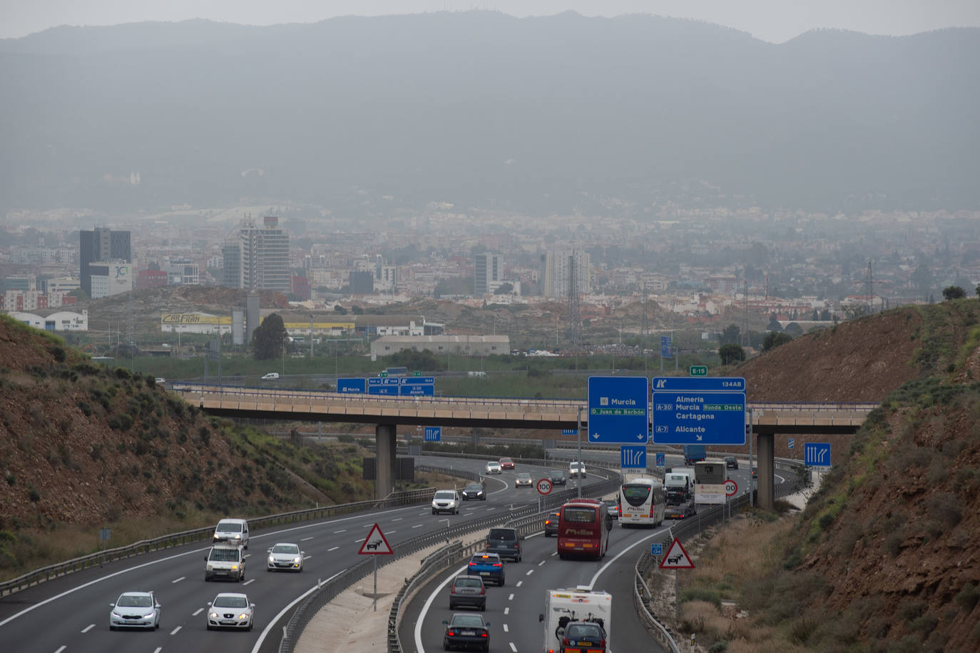 El Ayuntamiento informa de que el uso de los autobuses y el tranvía se ha incrementado un 10% y el tráfico se ha reducido un 8% en las primeras horas de la mañana del viernes