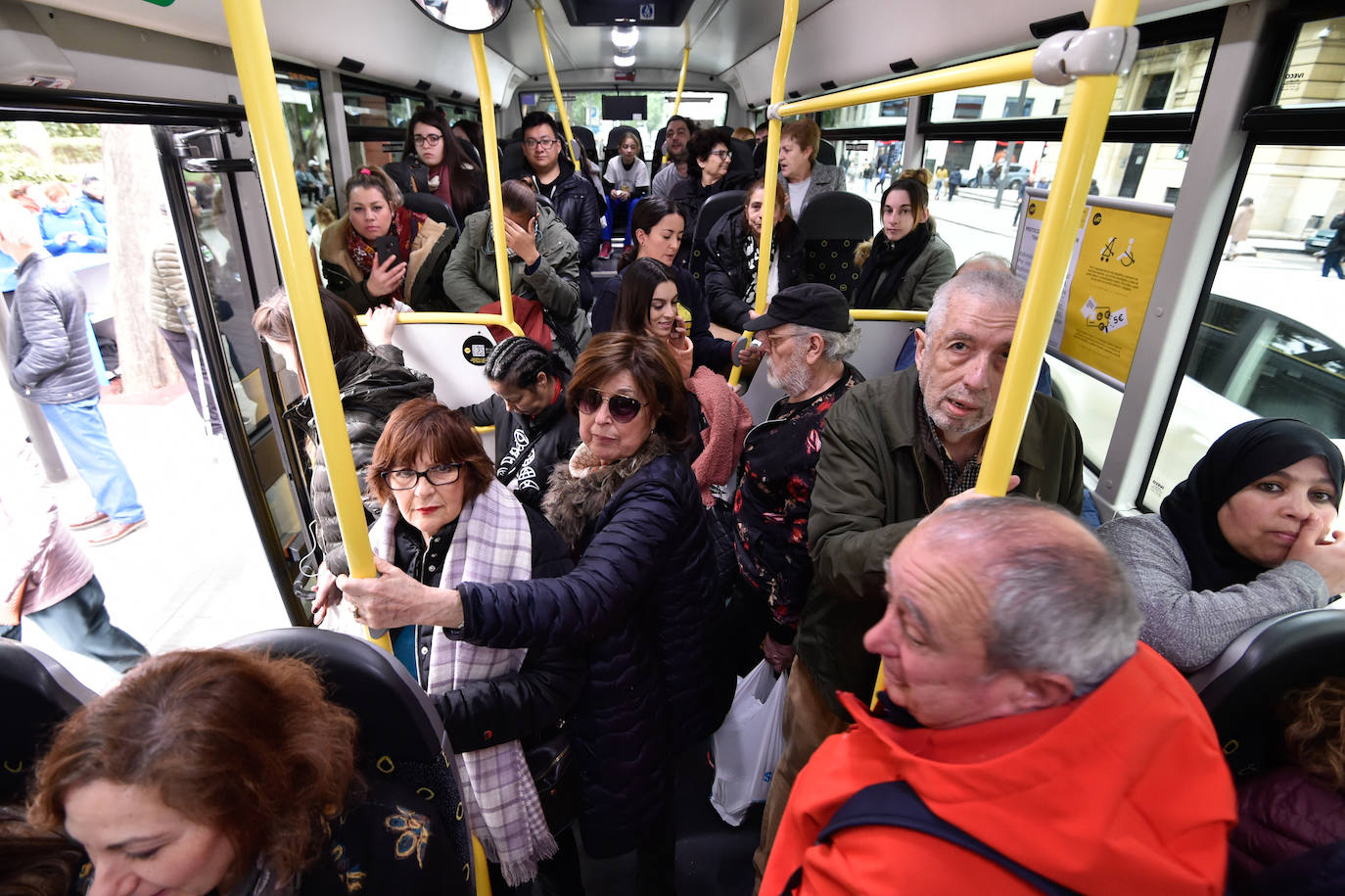 El Ayuntamiento informa de que el uso de los autobuses y el tranvía se ha incrementado un 10% y el tráfico se ha reducido un 8% en las primeras horas de la mañana del viernes