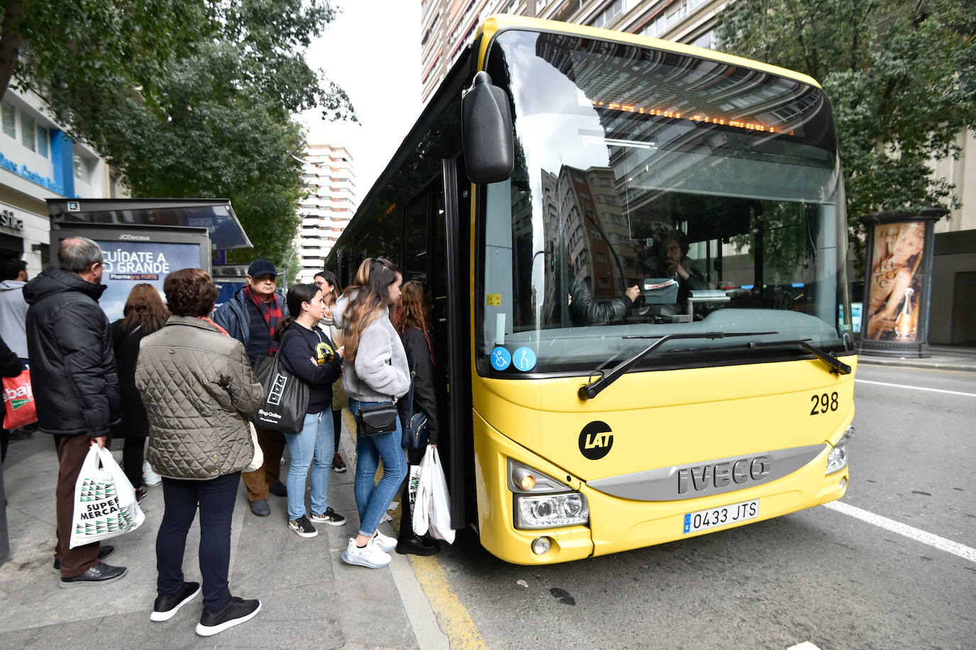 El Ayuntamiento informa de que el uso de los autobuses y el tranvía se ha incrementado un 10% y el tráfico se ha reducido un 8% en las primeras horas de la mañana del viernes