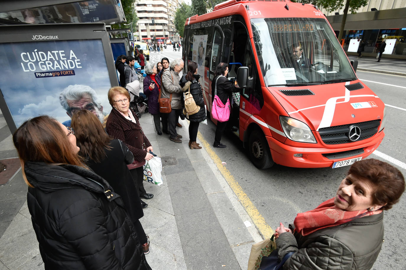 El Ayuntamiento informa de que el uso de los autobuses y el tranvía se ha incrementado un 10% y el tráfico se ha reducido un 8% en las primeras horas de la mañana del viernes