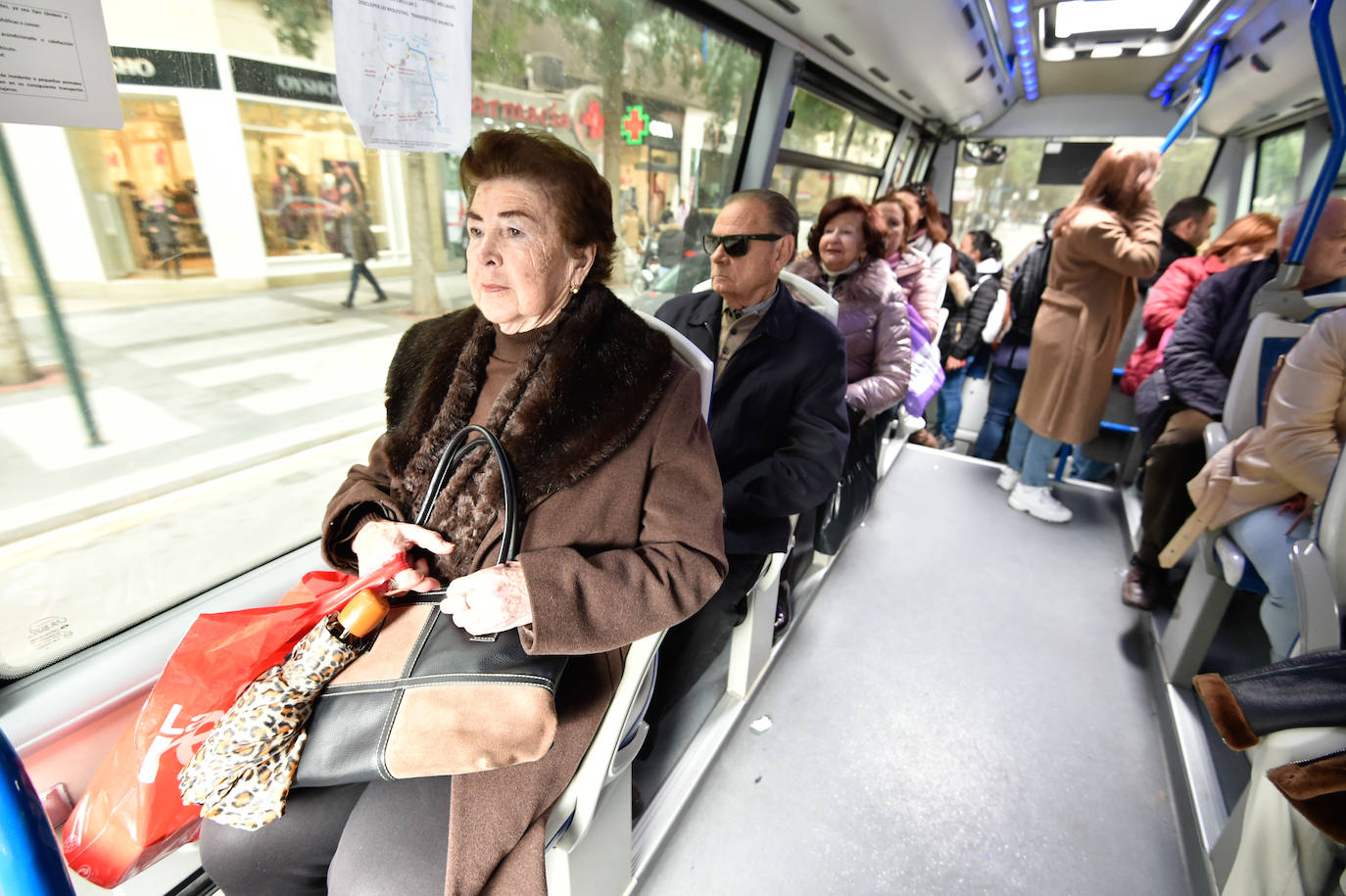 El Ayuntamiento informa de que el uso de los autobuses y el tranvía se ha incrementado un 10% y el tráfico se ha reducido un 8% en las primeras horas de la mañana del viernes