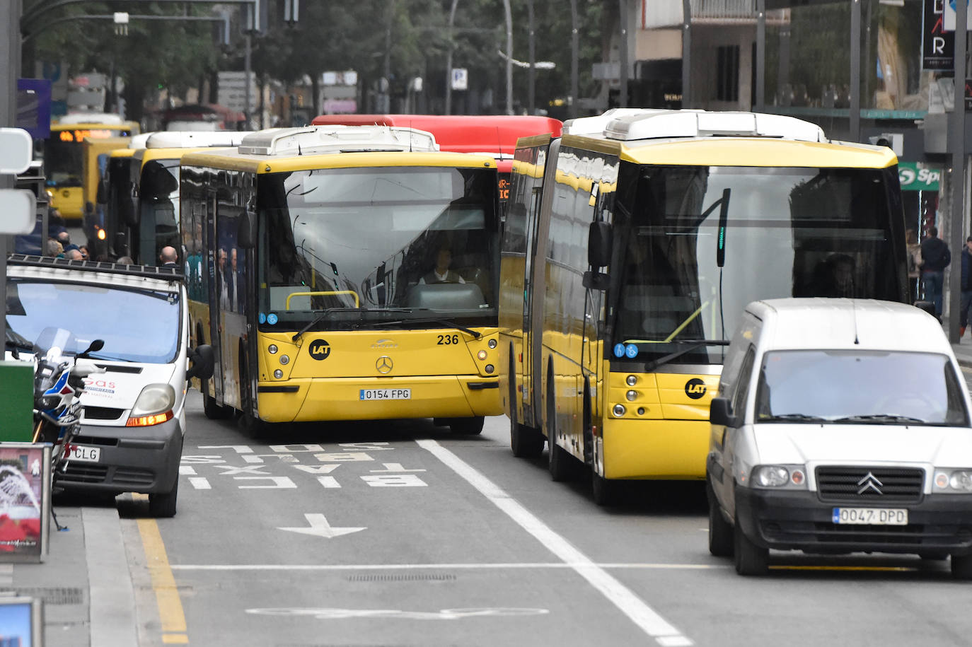 El Ayuntamiento informa de que el uso de los autobuses y el tranvía se ha incrementado un 10% y el tráfico se ha reducido un 8% en las primeras horas de la mañana del viernes