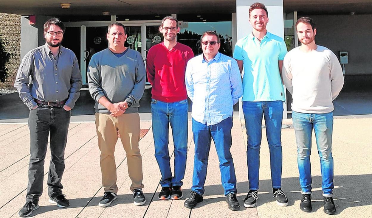 Juan A. Botía (2i), junto a personal de su departamento. 