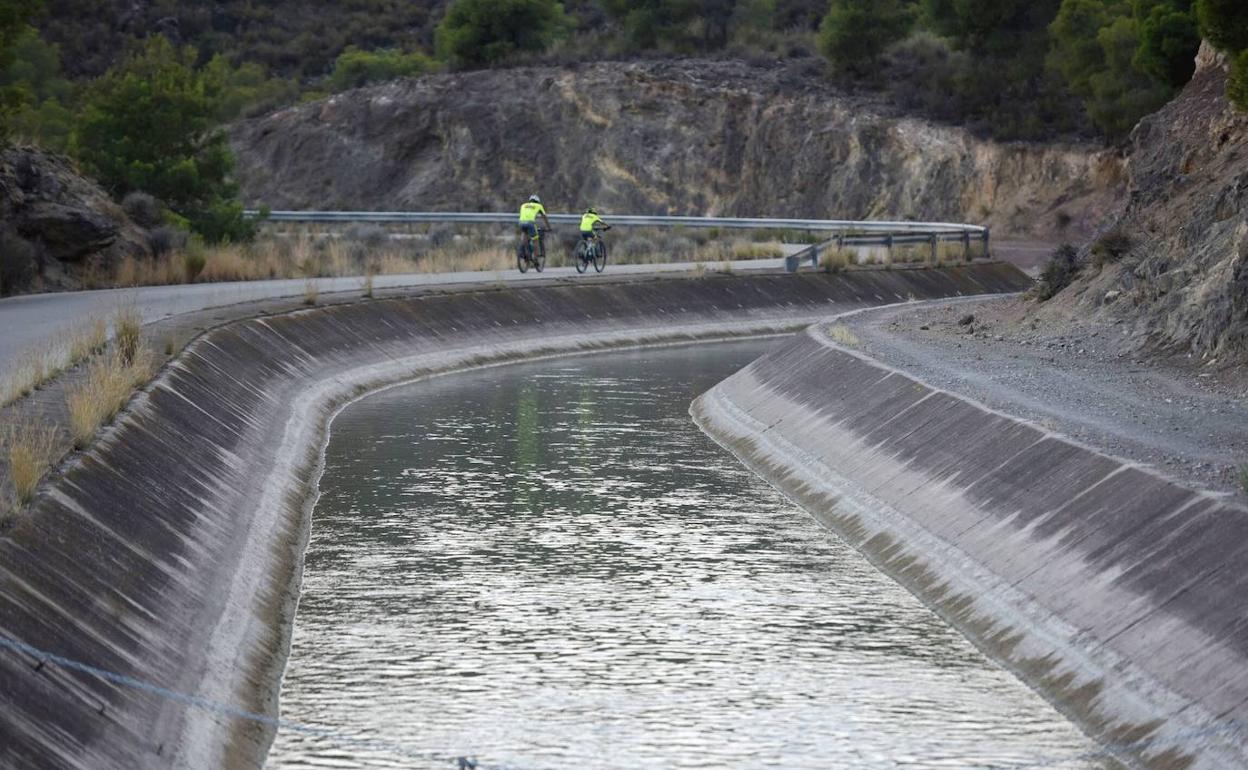 El Trasvase, a su paso por Sierra Espuña.