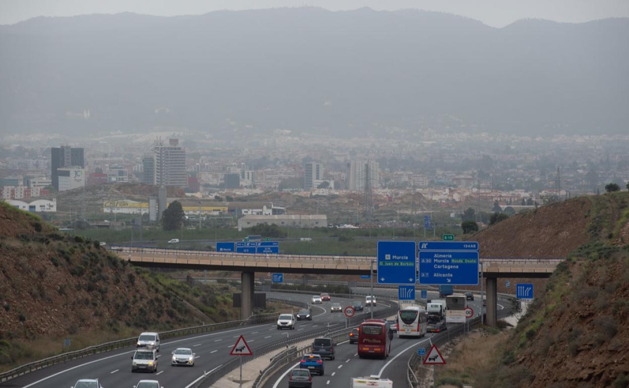 Vista de la capa de contaminación que, junto a las nubes, cubría la capital de la Región. 