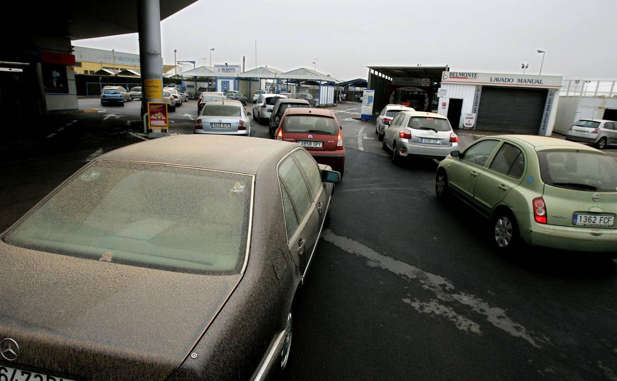 Imagen de archivo de coches cubiertos de barro en Cartagena tras un episodio anterior de polvo sahariano en suspensión.