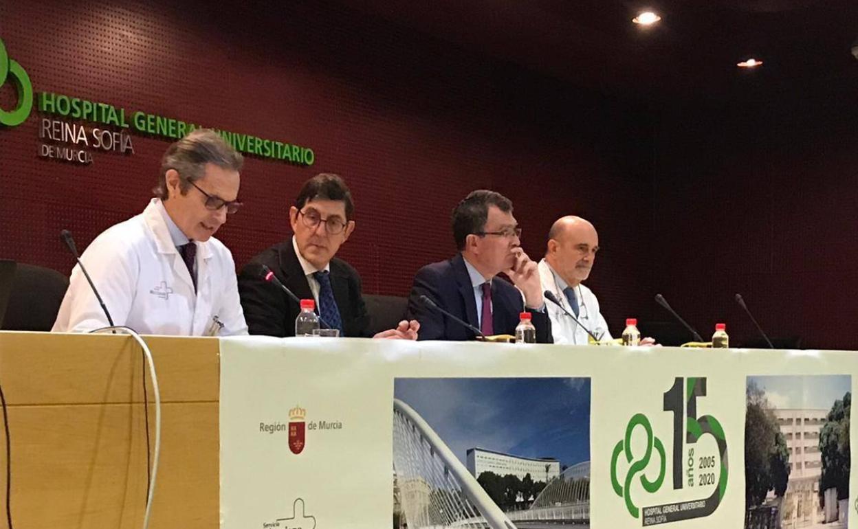 El consejero de Salud, Manuel Villegas, visitó el hospital Reina Sofía acompañado del alcalde de Murcia, José Ballesta, con motivo del XV aniversario del centro.