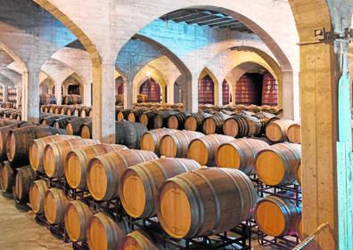 Imagen secundaria 1 - Arriba, viñedo en Bodegas Casa de la Ermita. Abajo a la izquierda, interior de Bodegas San Isidro en Jumilla. Abajo a la derecha, cata de vino en Bodegas Casa de la Ermita.