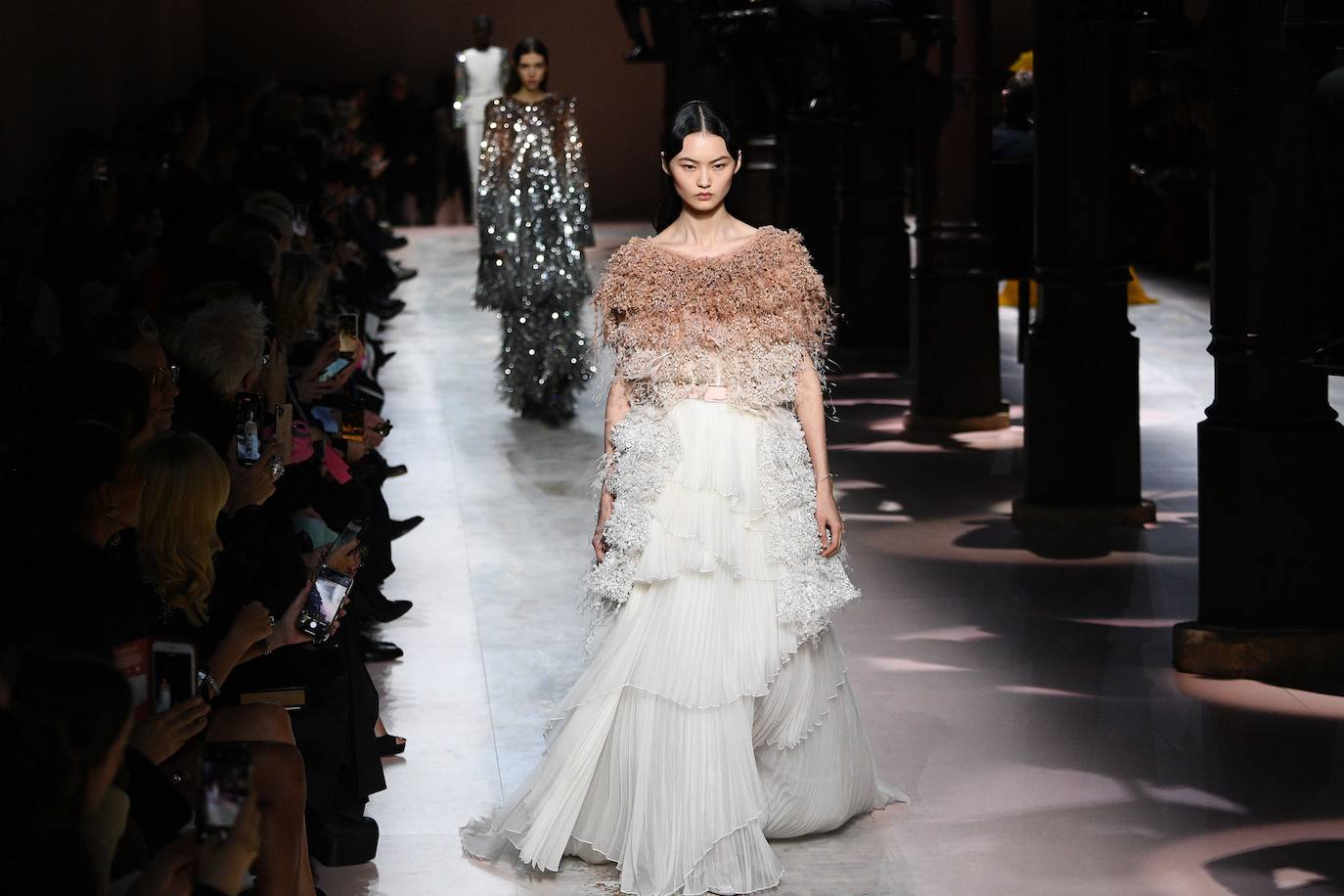 El color blanco y las plumas maxi inundan el desfile de Alta Costura de Givenchy.