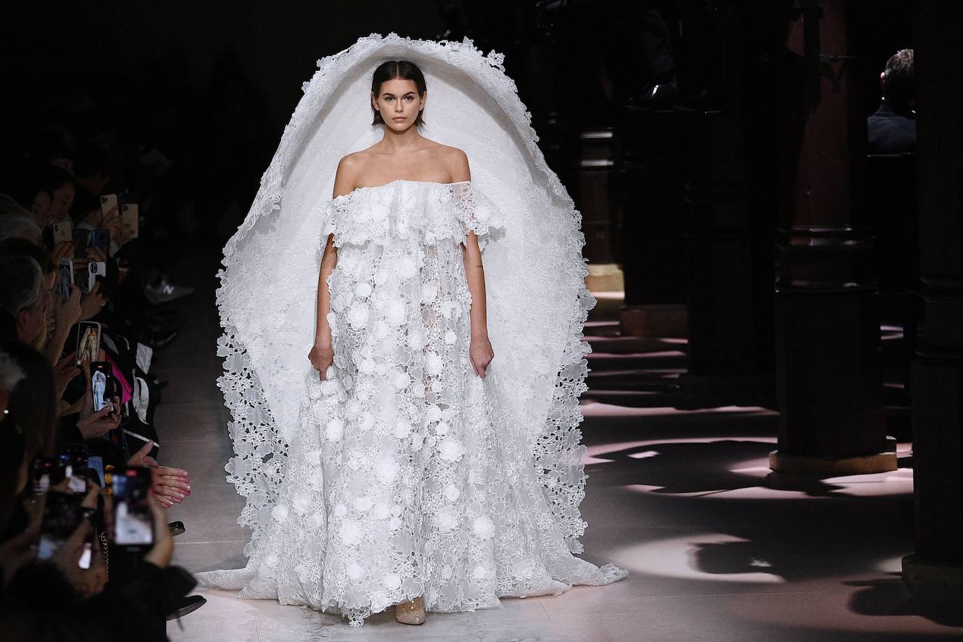 El color blanco y las plumas maxi inundan el desfile de Alta Costura de Givenchy.