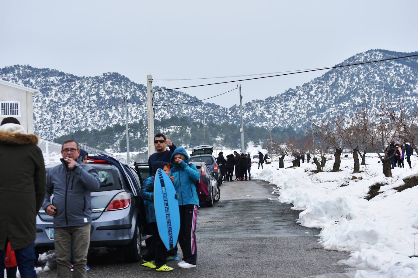 Jóvenes y no tan jóvenes disfrutan de la nieve en la pedanía de Campo de San Juan.