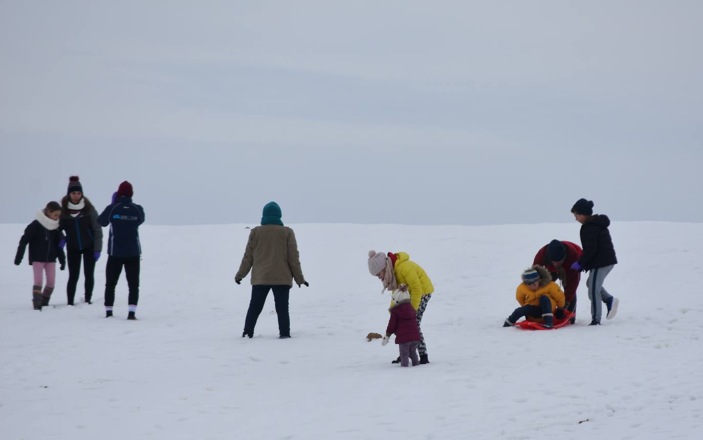 Jóvenes y no tan jóvenes disfrutan de la nieve en la pedanía de Campo de San Juan.