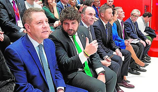 López Miras charla con el presidente de Castilla-La Mancha, Emiliano García-Page, el jueves pasado, en un acto en el pabellón de Turespaña, en Fitur. 