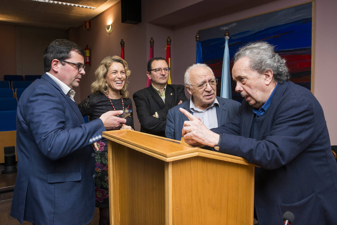 El islam y el modo en el que el mundo se acerca a él protagonizó en la tarde de ayer la charla 'Del anatema al diálogo: Hermano Islam', que reunió en Murcia en torno a una misma mesa al teólogo Juan José Tamayo, al filósofo Francisco Jarauta y a la profesora de Estudios Árabes e Islámicos de la Universidad de Murcia (UMU) Pilar Garrido. 