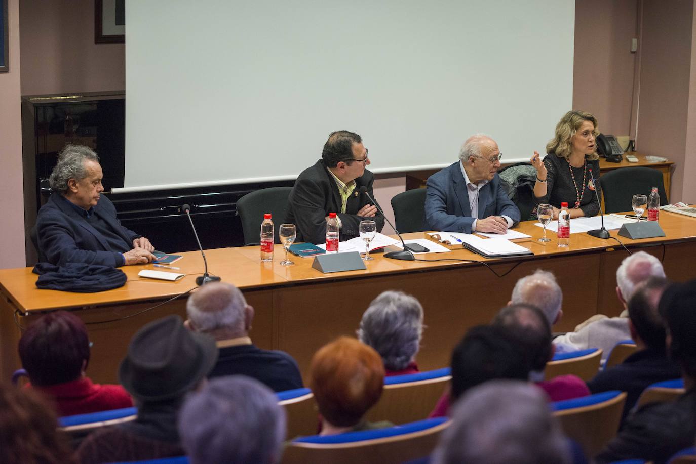 El islam y el modo en el que el mundo se acerca a él protagonizó en la tarde de ayer la charla 'Del anatema al diálogo: Hermano Islam', que reunió en Murcia en torno a una misma mesa al teólogo Juan José Tamayo, al filósofo Francisco Jarauta y a la profesora de Estudios Árabes e Islámicos de la Universidad de Murcia (UMU) Pilar Garrido. 