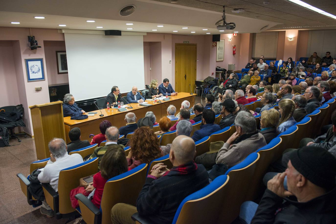 El islam y el modo en el que el mundo se acerca a él protagonizó en la tarde de ayer la charla 'Del anatema al diálogo: Hermano Islam', que reunió en Murcia en torno a una misma mesa al teólogo Juan José Tamayo, al filósofo Francisco Jarauta y a la profesora de Estudios Árabes e Islámicos de la Universidad de Murcia (UMU) Pilar Garrido. 