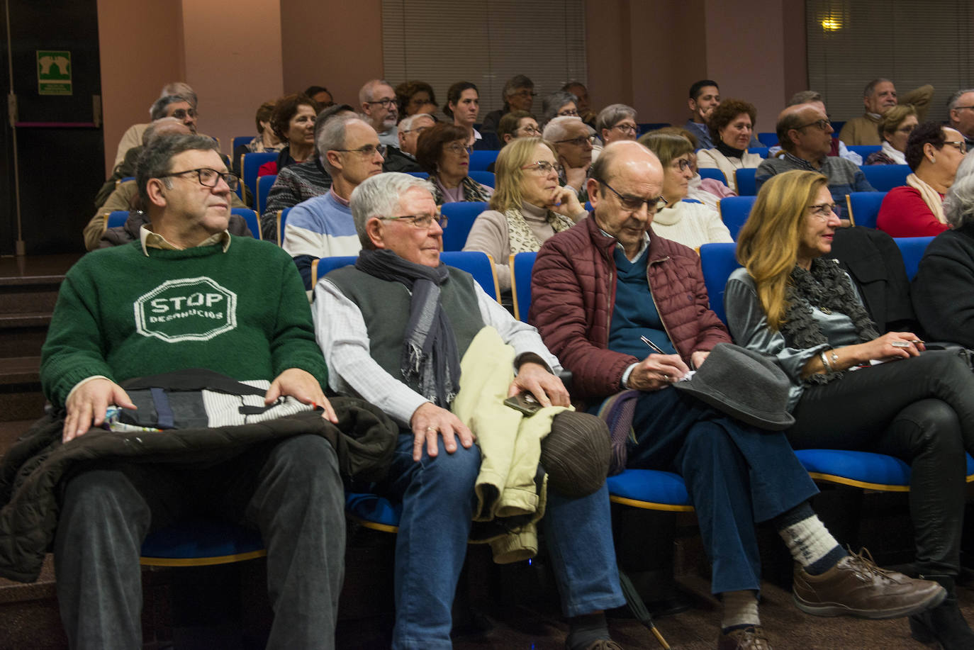 El islam y el modo en el que el mundo se acerca a él protagonizó en la tarde de ayer la charla 'Del anatema al diálogo: Hermano Islam', que reunió en Murcia en torno a una misma mesa al teólogo Juan José Tamayo, al filósofo Francisco Jarauta y a la profesora de Estudios Árabes e Islámicos de la Universidad de Murcia (UMU) Pilar Garrido. 