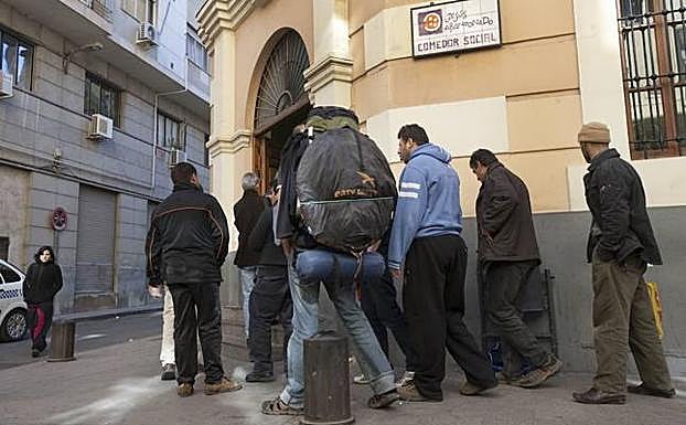 Cola para acceder al comedor de Jesús Abandonado, en Murcia.