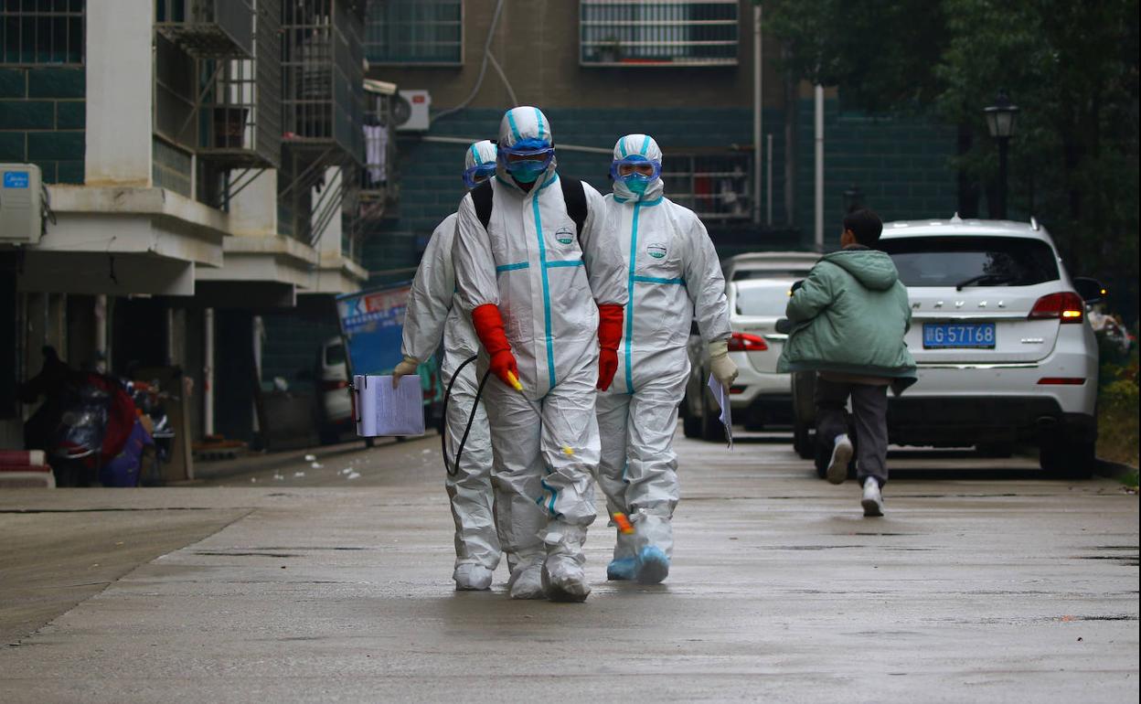 Trabajadores de los servicios sanitarios desinfectan las calles de la ciudad china de Ruichang.