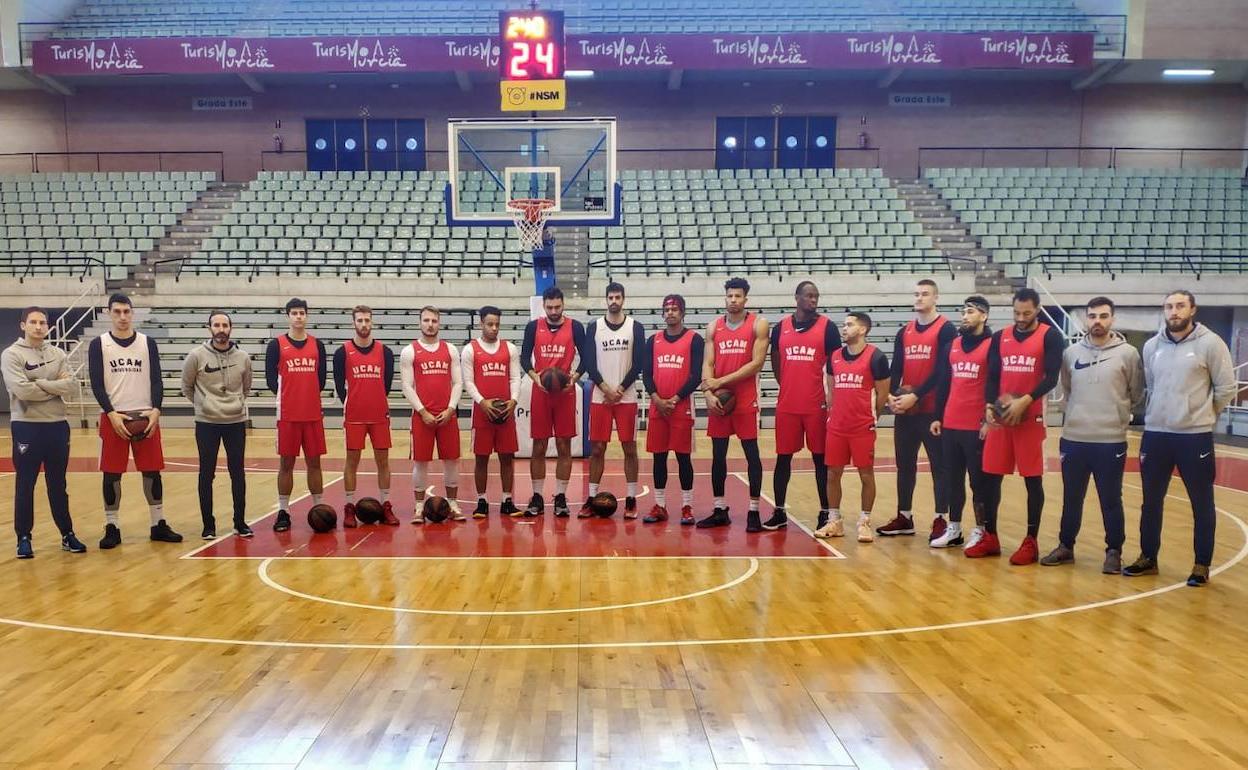 La plantilla del UCAM Murcia guarda 24 segundos de silencio en honor al fallecido Kobe Bryant.