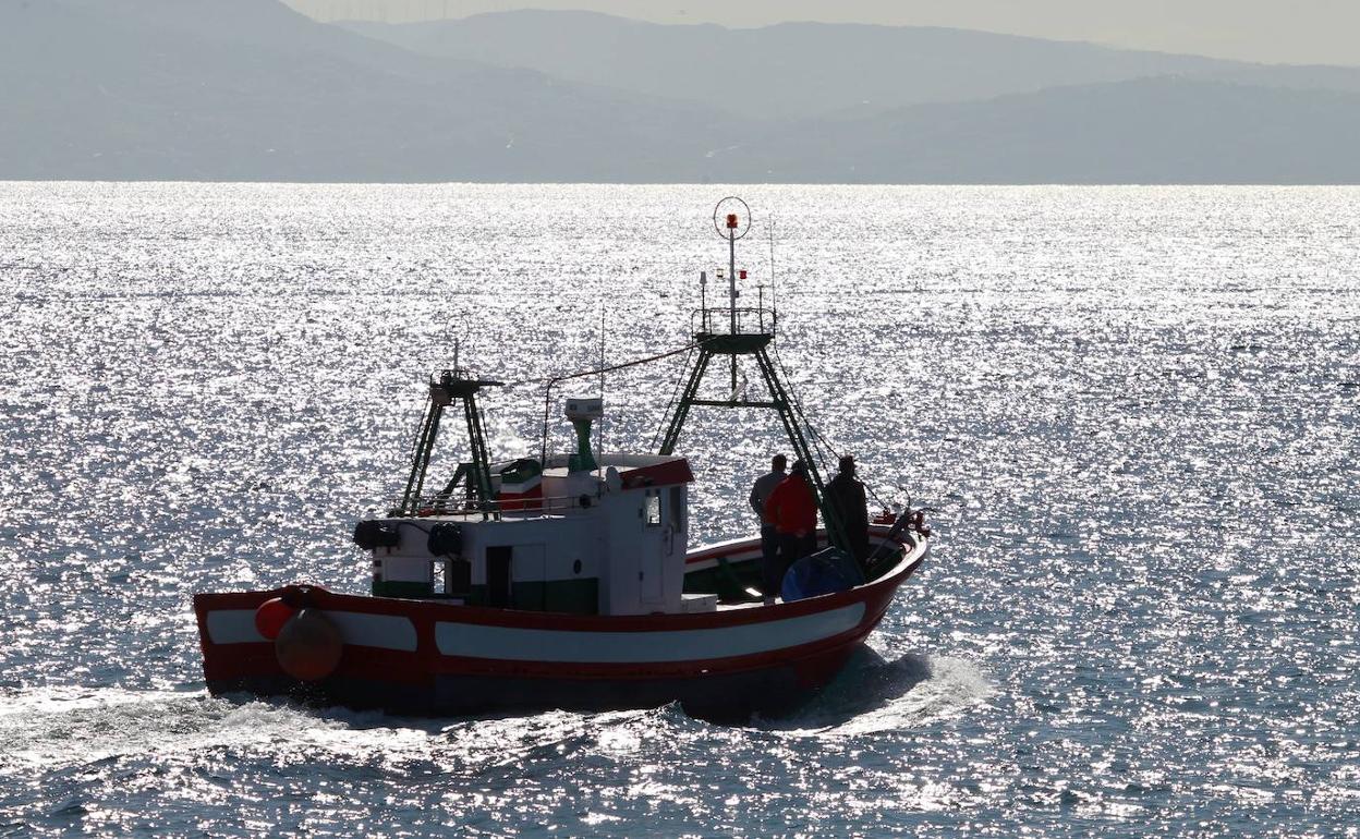 Un barco de pescadores sale del puerto de Tarifa (Cádiz) en busca de los tripulantes desaparecidos del pesquero 'Rúa Mar'.