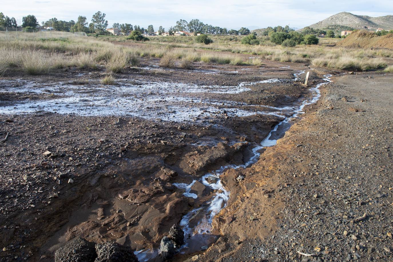 Fotos: Vecinos del Llano denuncian otro arrastre de residuos mineros desde el solar de la antigua Balsa Jenny