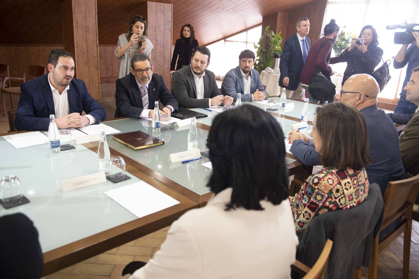 Fotos: Margarita Robles confirma el contrato de compra de los 24 aviones Pilatus de entrenamiento para la AGA