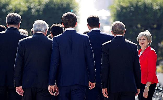 Dos partes. Los dirigentes europeos frente a Theresa May durante la cumbre de Salzburgo, en septiembre de 2018, cuando reforzaron posiciones. 
