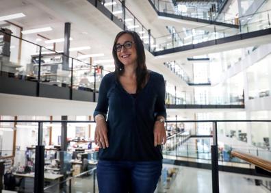 Imagen secundaria 1 - Arriba, la científica Patricia Barral, en el King's College de Londres. A la derecha, la química Itziar Peñafiel, en Manchester, y el ingeniero electrónico Miguel Cacho, en la capital británica. 