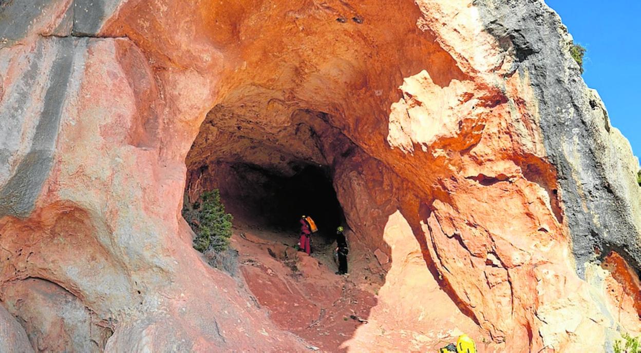 Dos expertos visitan el Abrigo de Justo de Yéchar. 