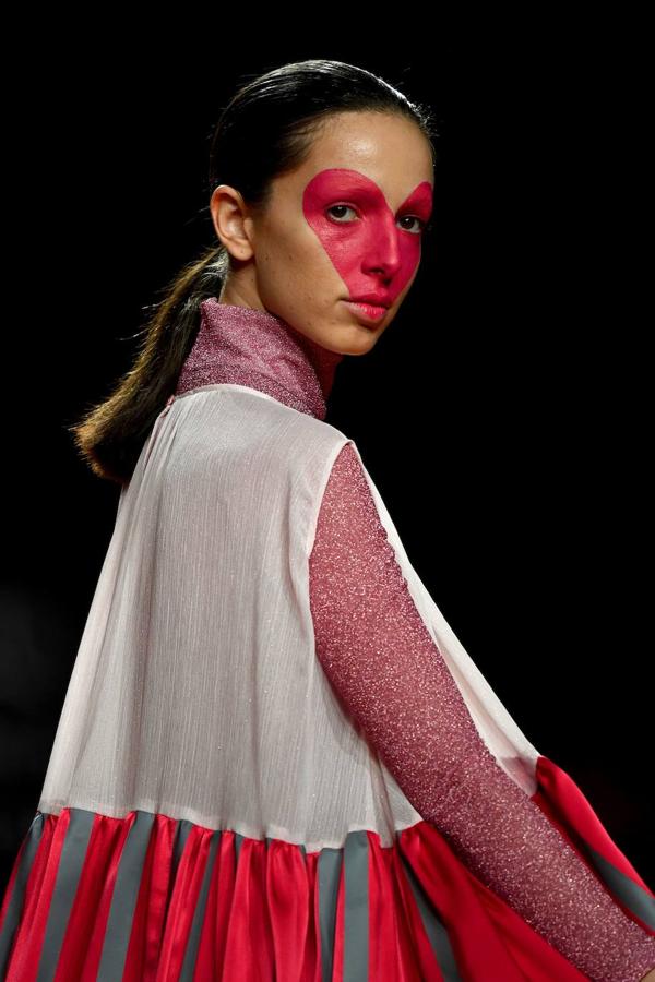 Agatha Ruiz de la Prada sube el arcoris al completo en la Madrid Fashion Week con diseños a todo color el corazón como protagonista.