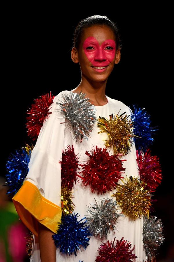 Agatha Ruiz de la Prada sube el arcoris al completo en la Madrid Fashion Week con diseños a todo color el corazón como protagonista.