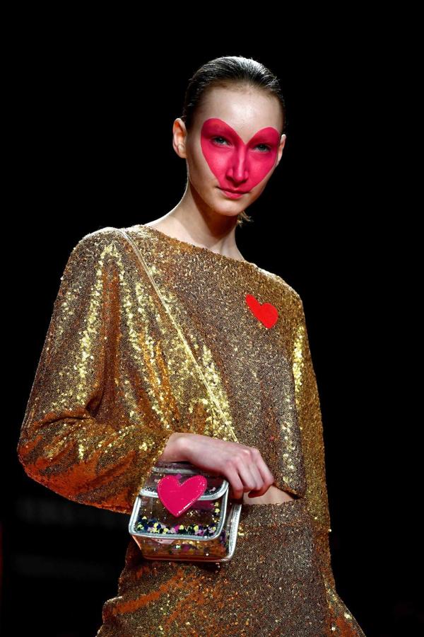 Agatha Ruiz de la Prada sube el arcoris al completo en la Madrid Fashion Week con diseños a todo color el corazón como protagonista.