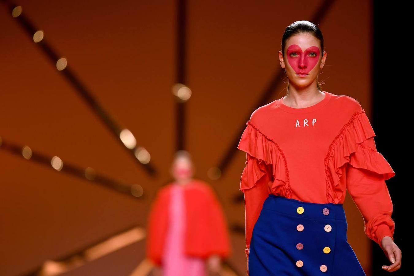 Agatha Ruiz de la Prada sube el arcoris al completo en la Madrid Fashion Week con diseños a todo color el corazón como protagonista.