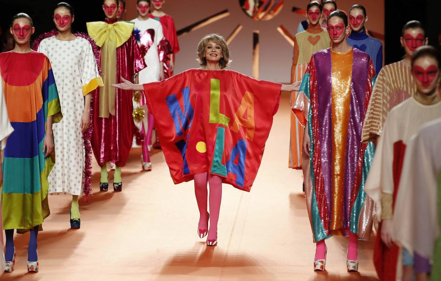 Agatha Ruiz de la Prada sube el arcoris al completo en la Madrid Fashion Week con diseños a todo color el corazón como protagonista.