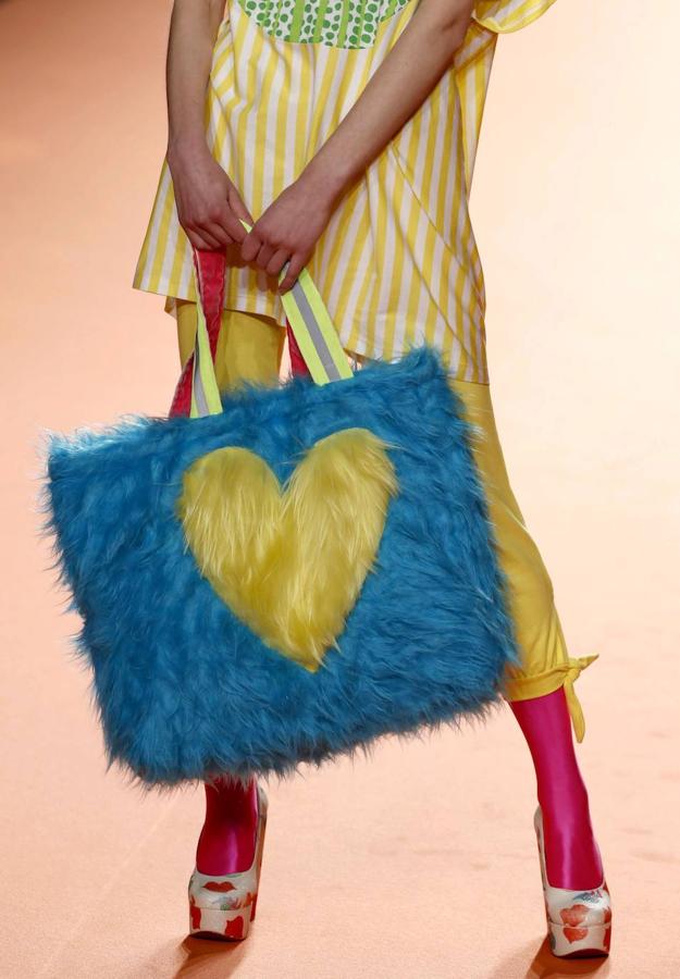 Agatha Ruiz de la Prada sube el arcoris al completo en la Madrid Fashion Week con diseños a todo color el corazón como protagonista.