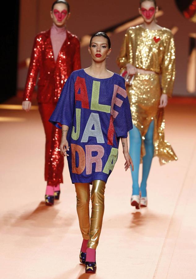 Agatha Ruiz de la Prada sube el arcoris al completo en la Madrid Fashion Week con diseños a todo color el corazón como protagonista.