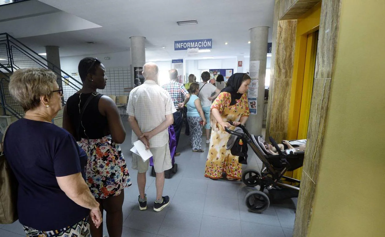 Inmigrantes solicitan información en el Servicio de Tarjeta Sanitaria de un centro de salud de Murcia en una imagen de archivo.