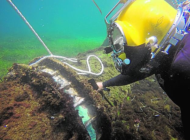 Un submarinista repara un tramo del emisario submarino de Cala Reona, en el año 2018. 