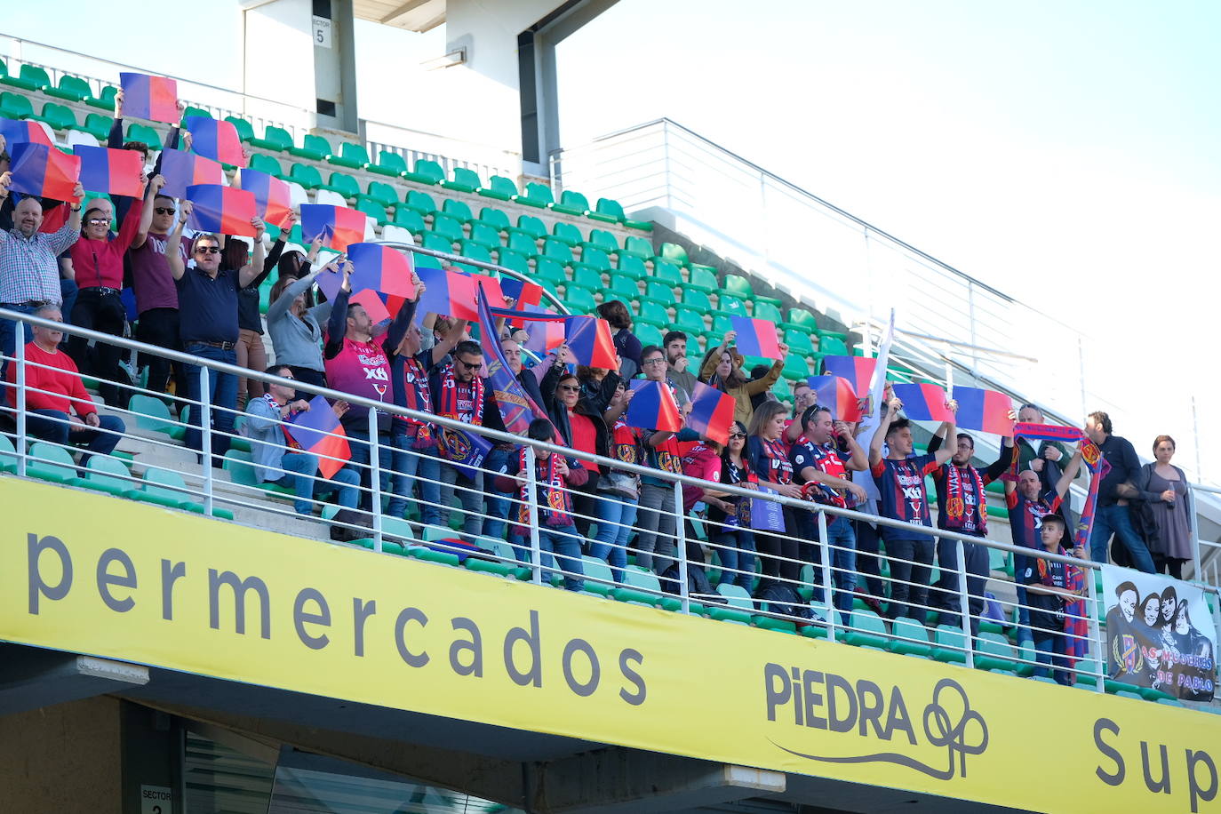 Fotos: El Yeclano pisa el freno en Córdoba